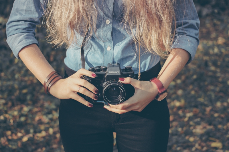 photographe-CAILLE-min_hand-person-girl-woman-camera-photography-614-pxhere.com